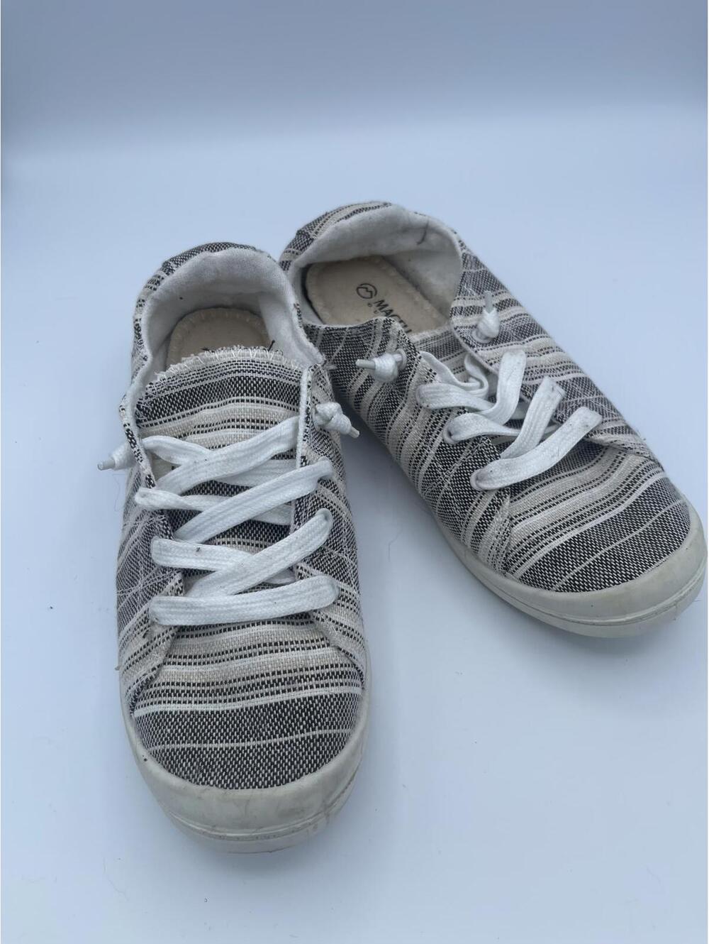 Magellan Outdoors Womens 8B Textile Upper Sneakers